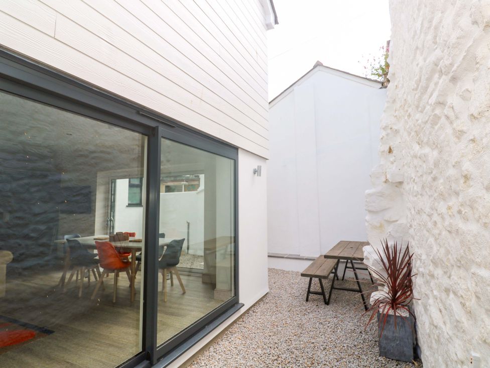 An outdoor area with a dining table and chairs at 21 Alverton Street Penzance