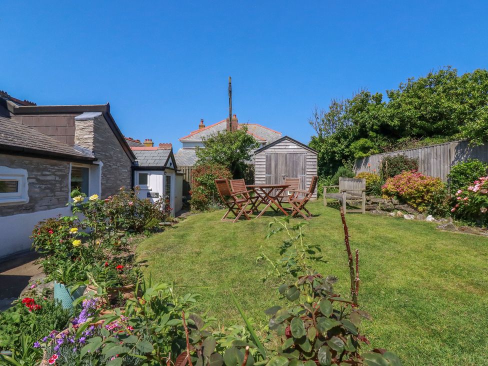 A garden with table and chairs at Cove Cottage in Tintagel