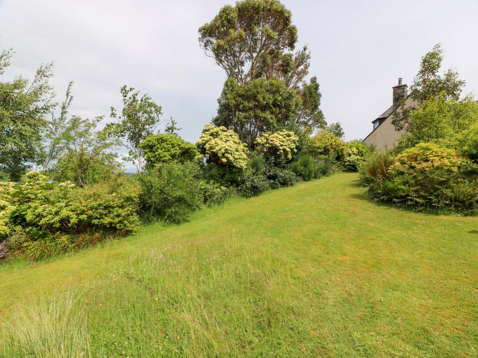 A garden with grass and bushes at Knockendoch in New Abbey