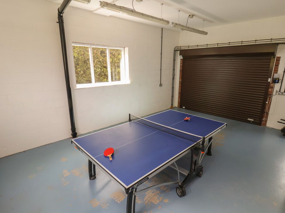 A game room with a ping pong table at 21 Eskdaleside in Sleights