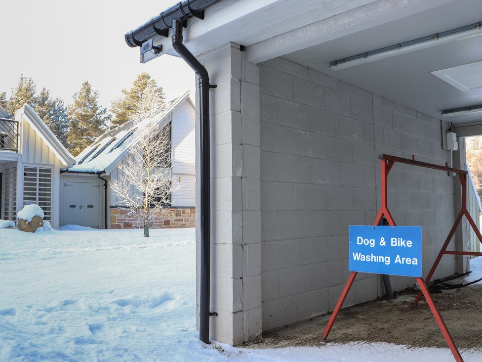 A washing area for dogs and bikes near buildings at Wildcat Lodge in Feshiebridge near Aviemore