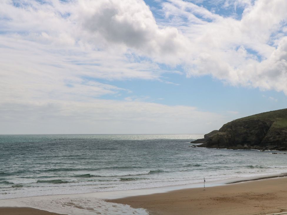 A beach with sand and ocean at Stargazy Cottage in Praa Sands