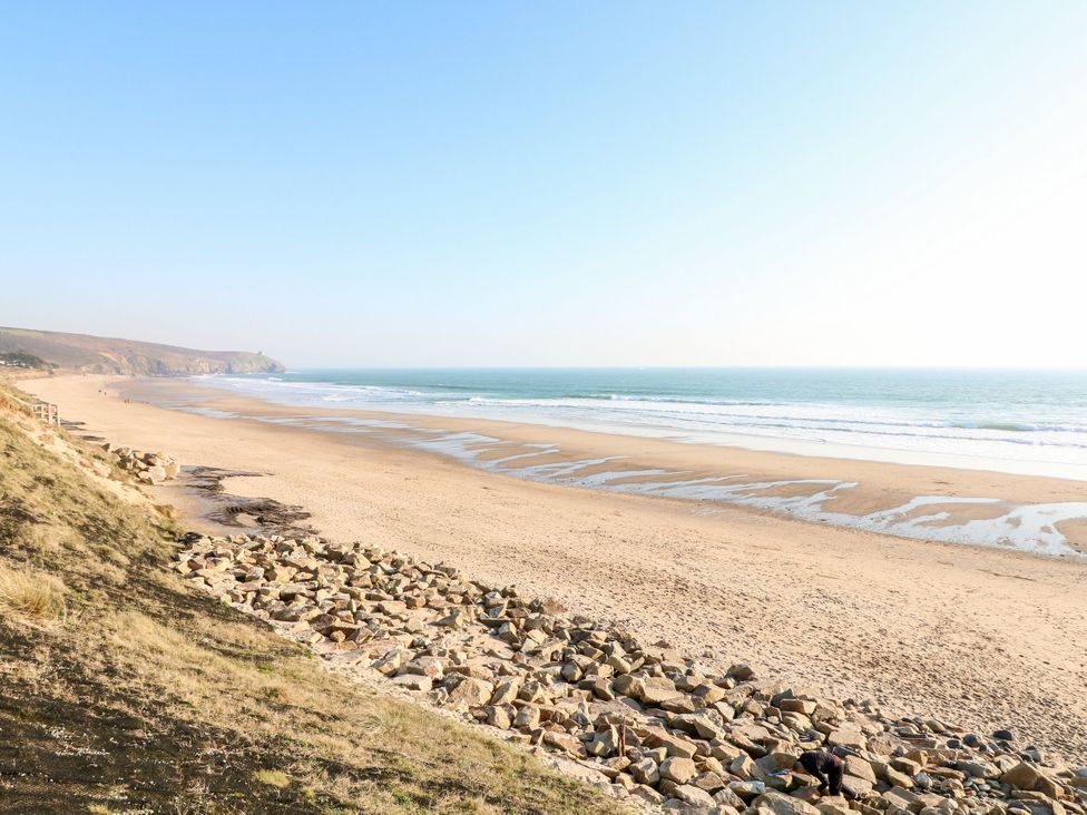 A beach with sand and rocks at Stargazy Cottage in Praa Sands
