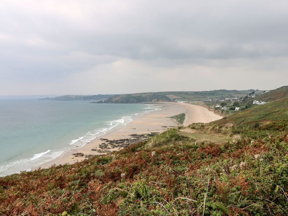 A view of a beach and ocean from a cliff at Stargazy Cottage Praa Sands