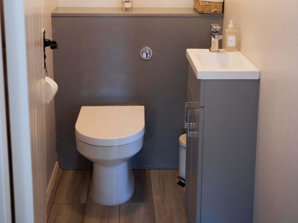 A bathroom with toilet and sink at Newfield Farm Cottages in Pimperne near Blandford Forum