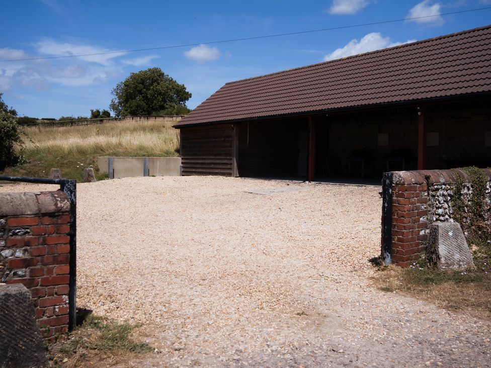 An outdoor area with a gravel surface and a shed at Newfield Farm Cottages in Pimperne near Blandford Forum