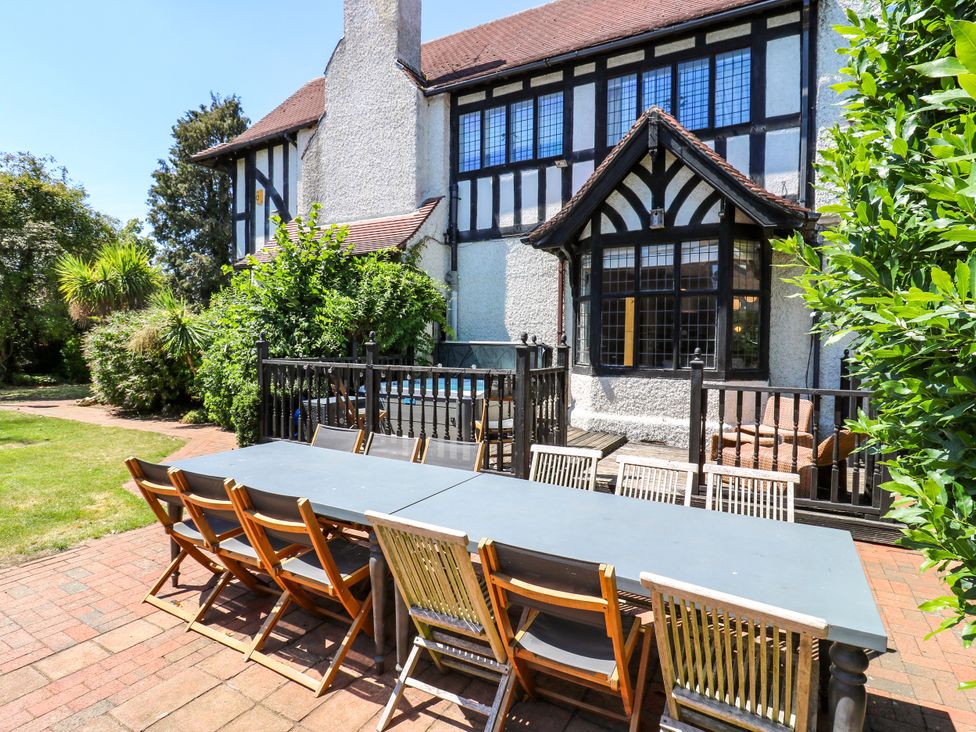 A garden with a table and chairs at The Chestnuts in Peterborough