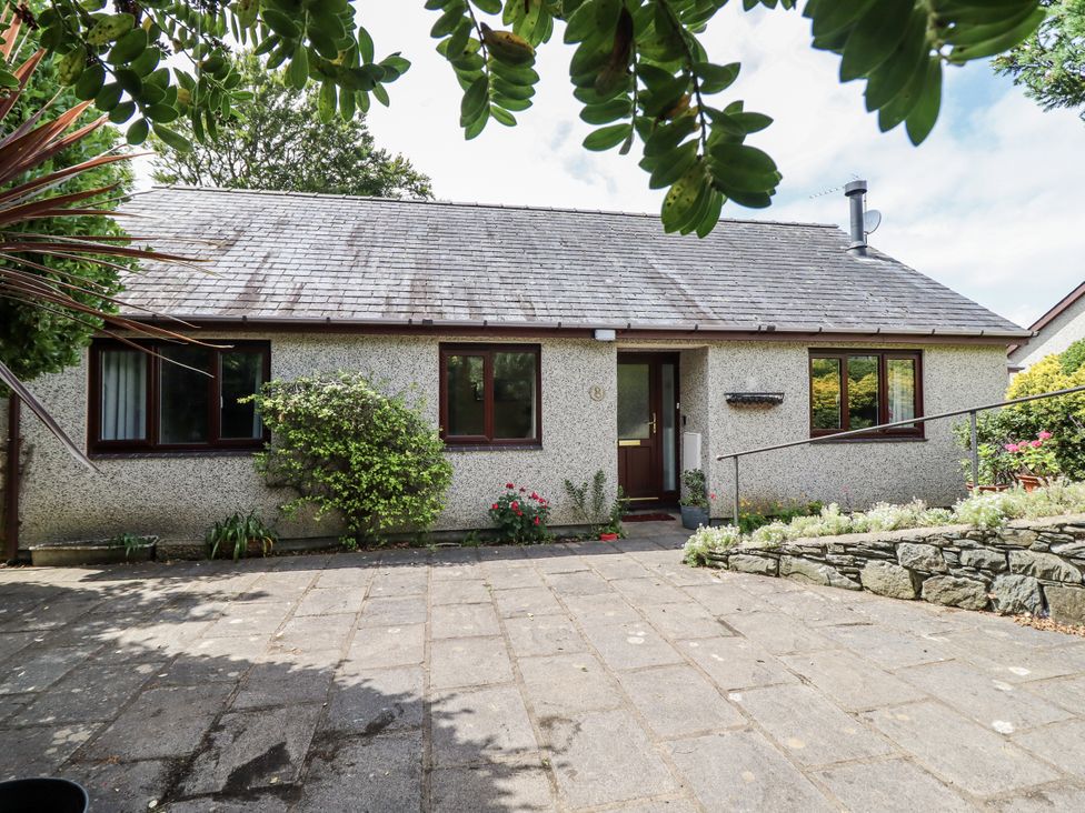 A house with a garden and pathway at 8 Glan Ysgethin in Barmouth