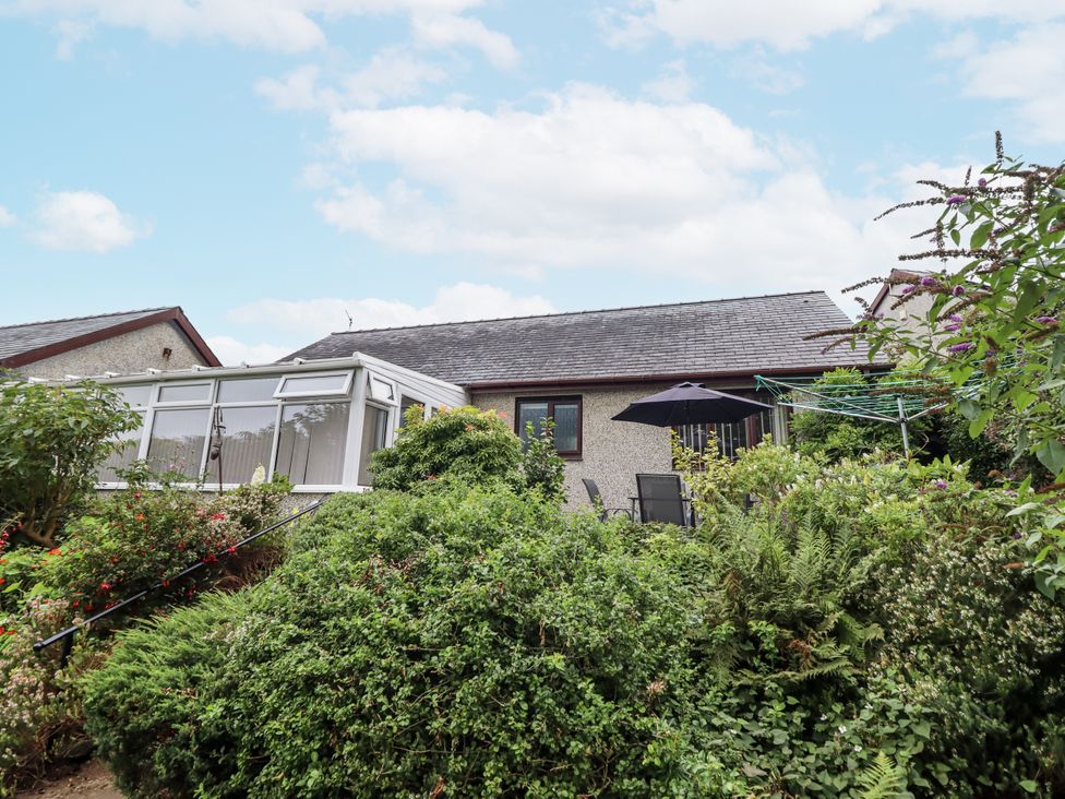 A house with a conservatory and garden at 8 Glan Ysgethin in Barmouth