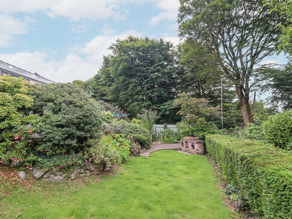 A garden with plants and a pathway at 8 Glan Ysgethin in Barmouth