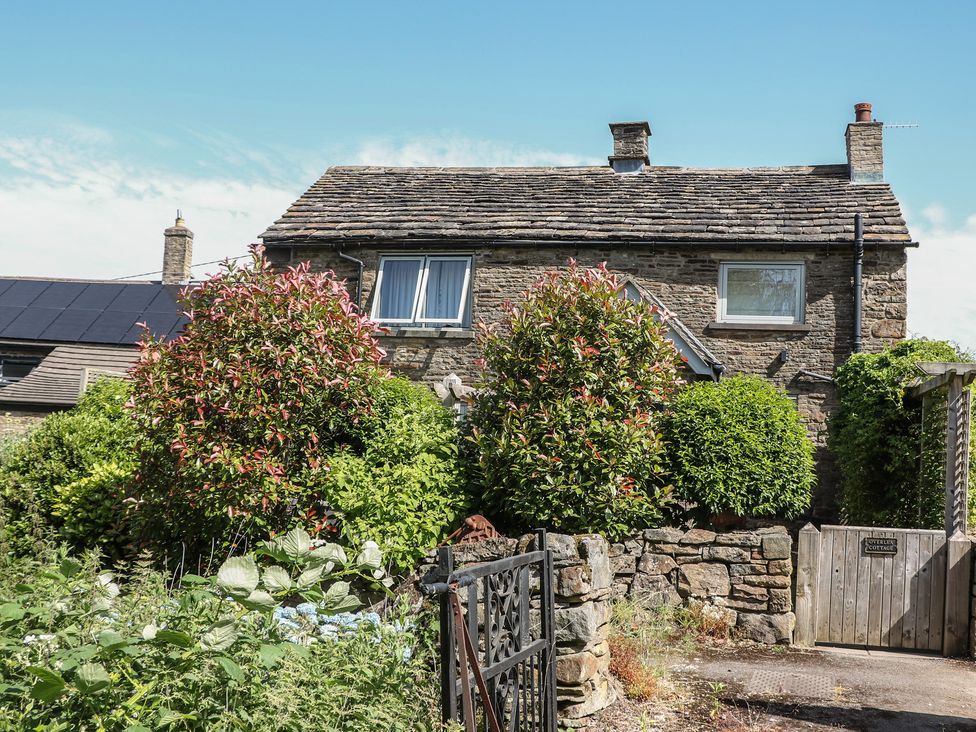 A house with garden and gate at Overlea Cottage Hayfield
