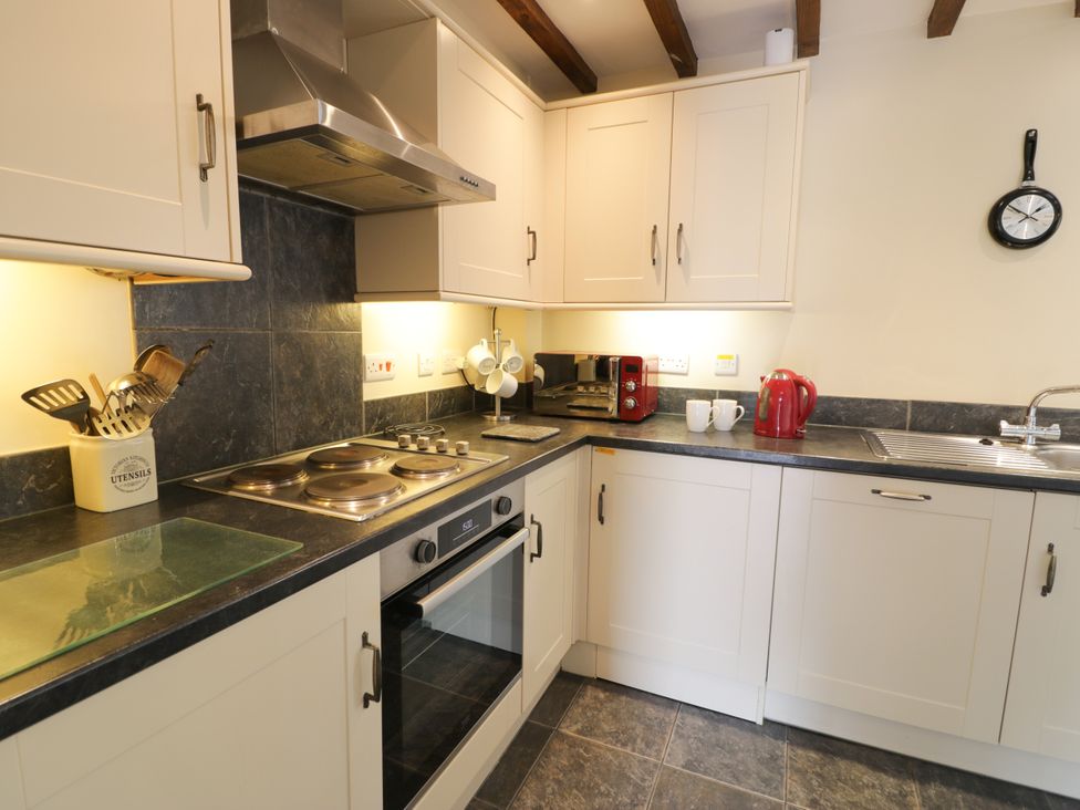 A kitchen with stove and sink at Beudy Bach Dolwen near Abergele