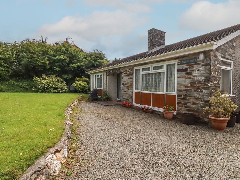 A house with a gravel pathway at Underlanes in Boscastle