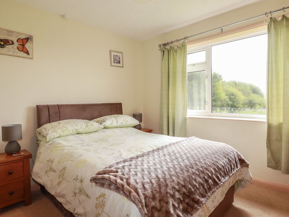 A bedroom with a bed and a window at Underlanes in Boscastle