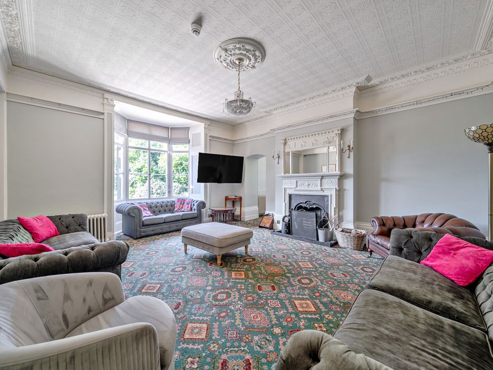 A living room with sofas and a coffee table at Milton Manor in Milton On Stour
