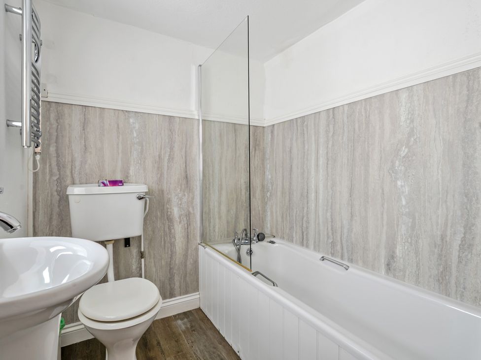 A bathroom with a bathtub, toilet, and sink at Milton Manor in Milton On Stour