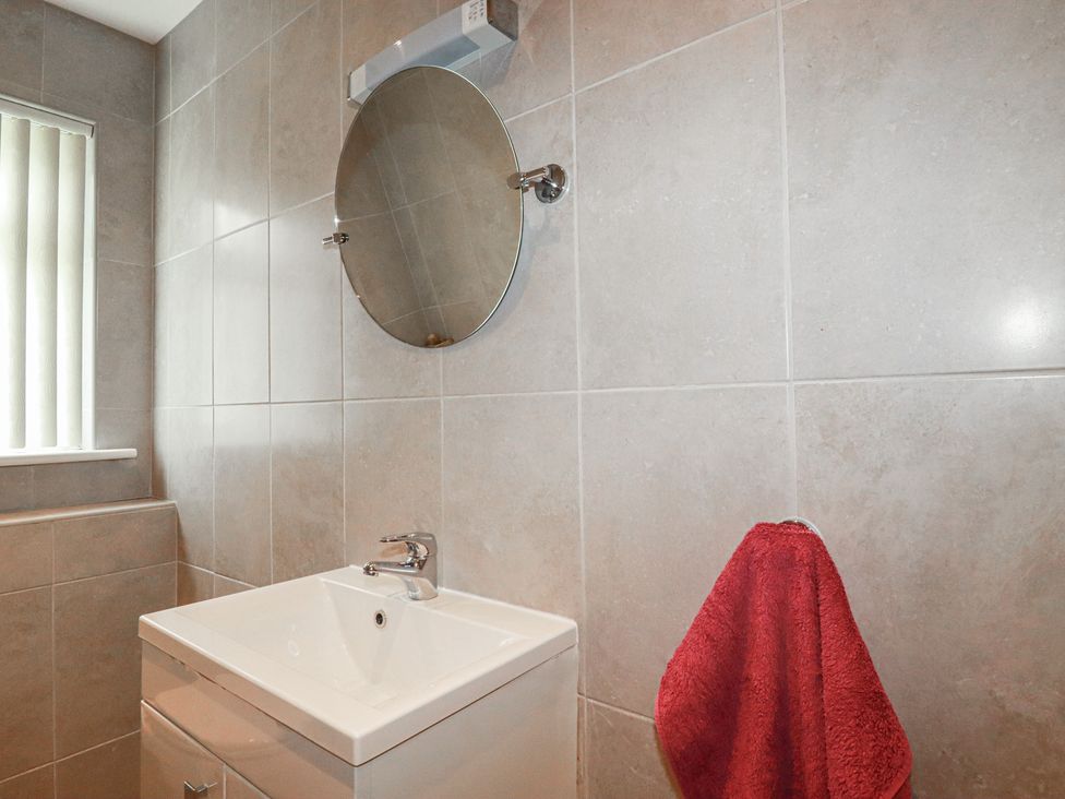 A sink and mirror in a bathroom at Little Lanes in Boscastle
