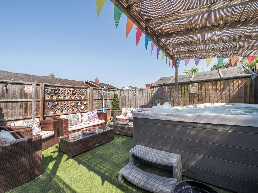 A garden with a hot tub and outdoor seating at The Boars Head Pub in Bishop's Castle