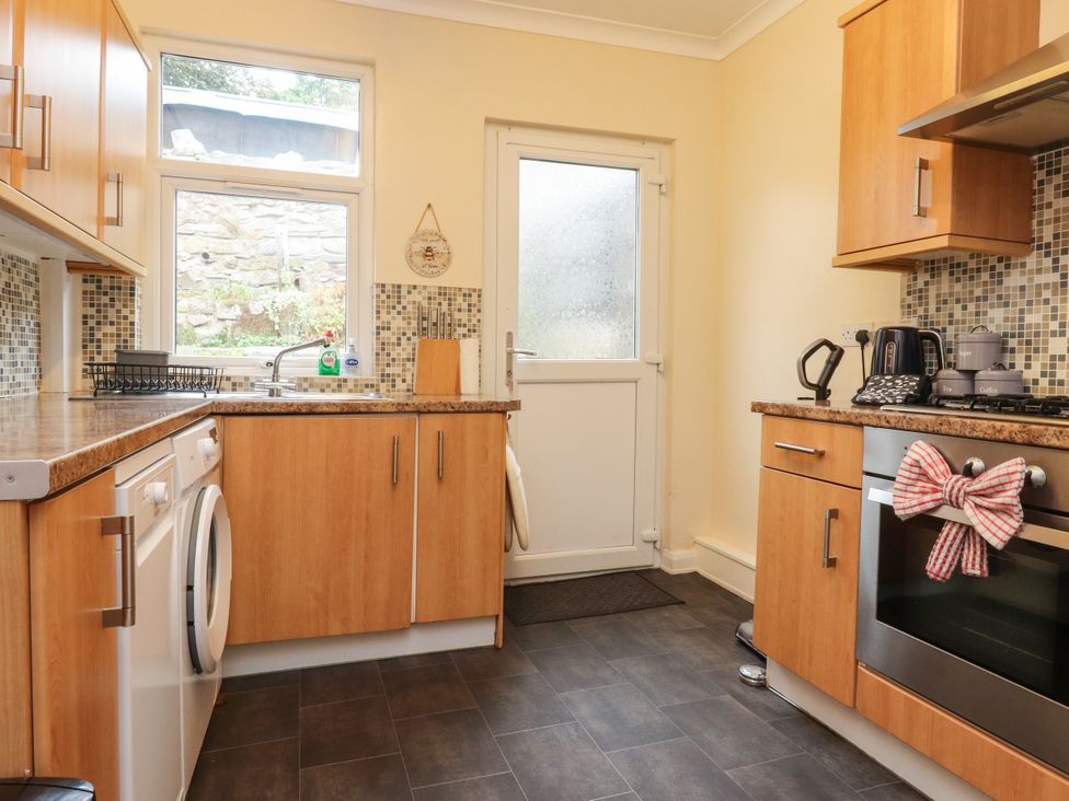 A kitchen with countertop and appliances at Cosy Bee in Heysham