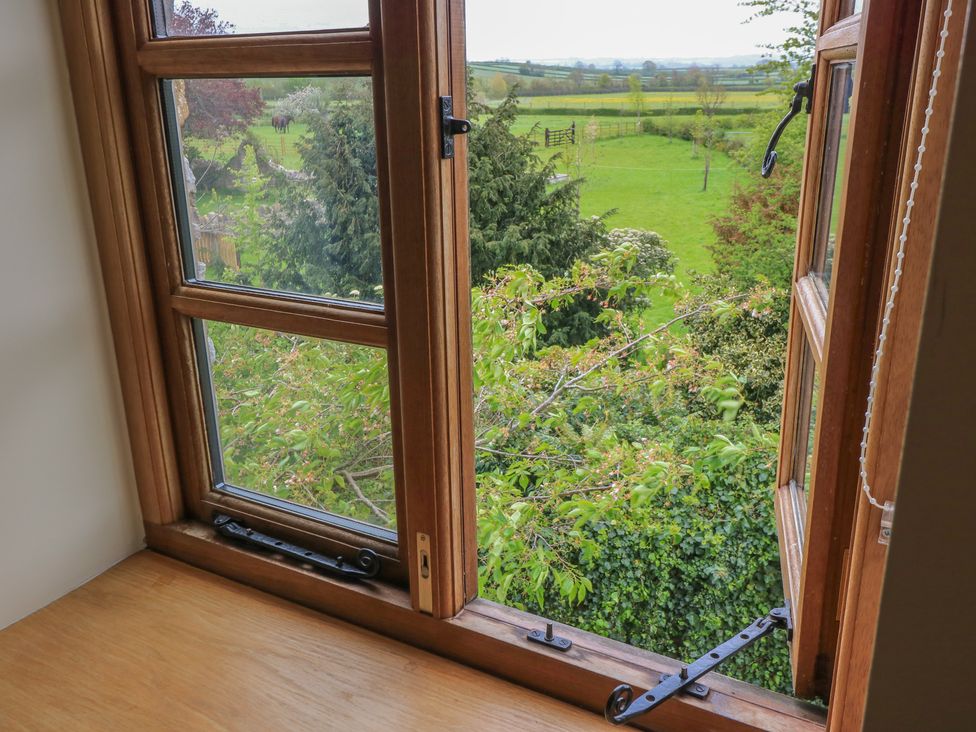 A window with a garden view at Bramble Cottage in Babcary near Lydford-On-Fosse