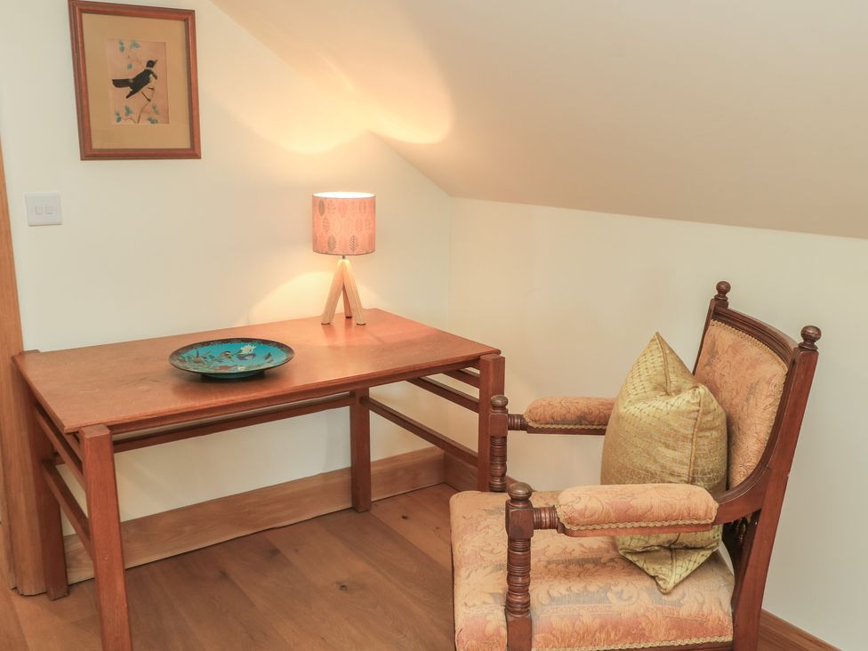 A study with a table and a chair at Bramble Cottage in Babcary near Lydford-On-Fosse