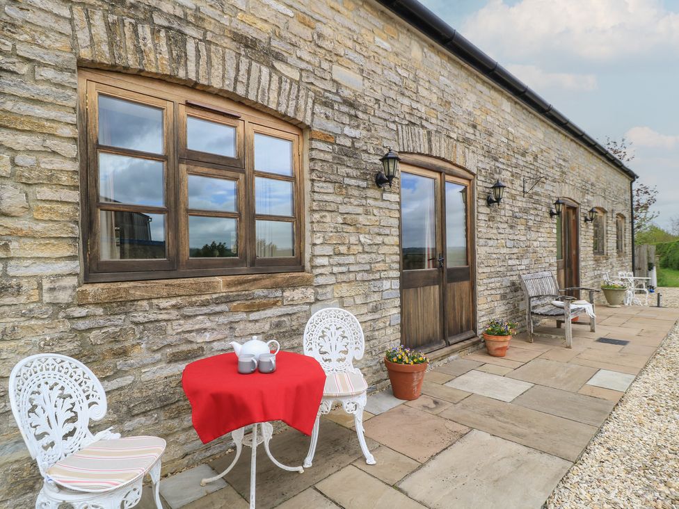 An outdoor area with a table and chairs at Badger Cottage in Babcary near Lydford-On-Fosse