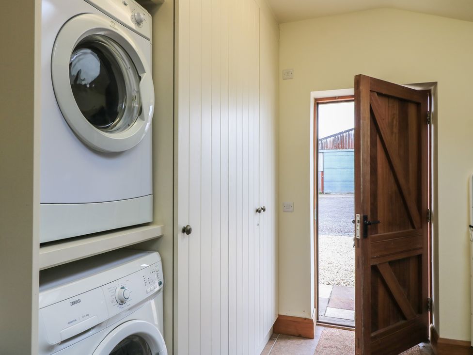 A laundry room with washing machine and tumble dryer at Badger Cottage in Babcary near Lydford-On-Fosse