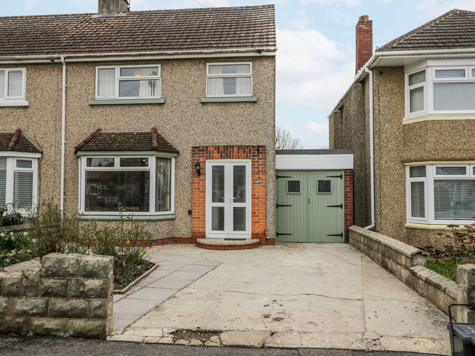 A house with a driveway and garage at Lavender Harmony House in Swindon
