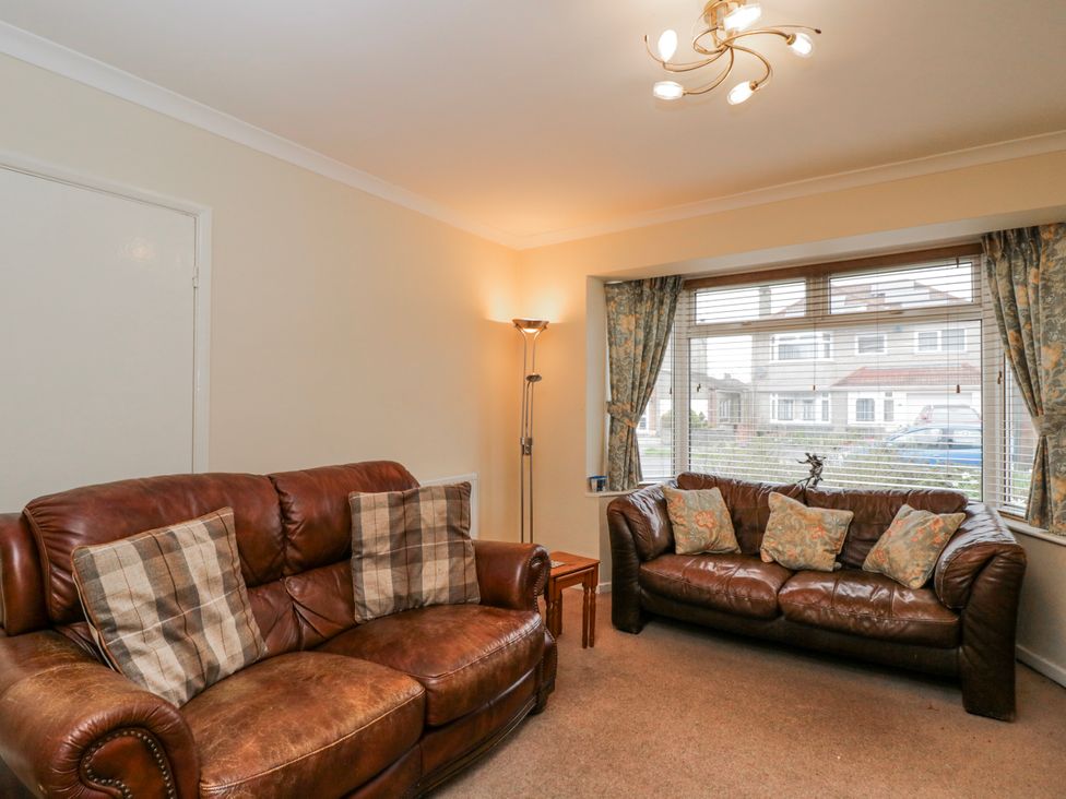 A living room with two sofas and a lamp at Lavender Harmony House Swindon