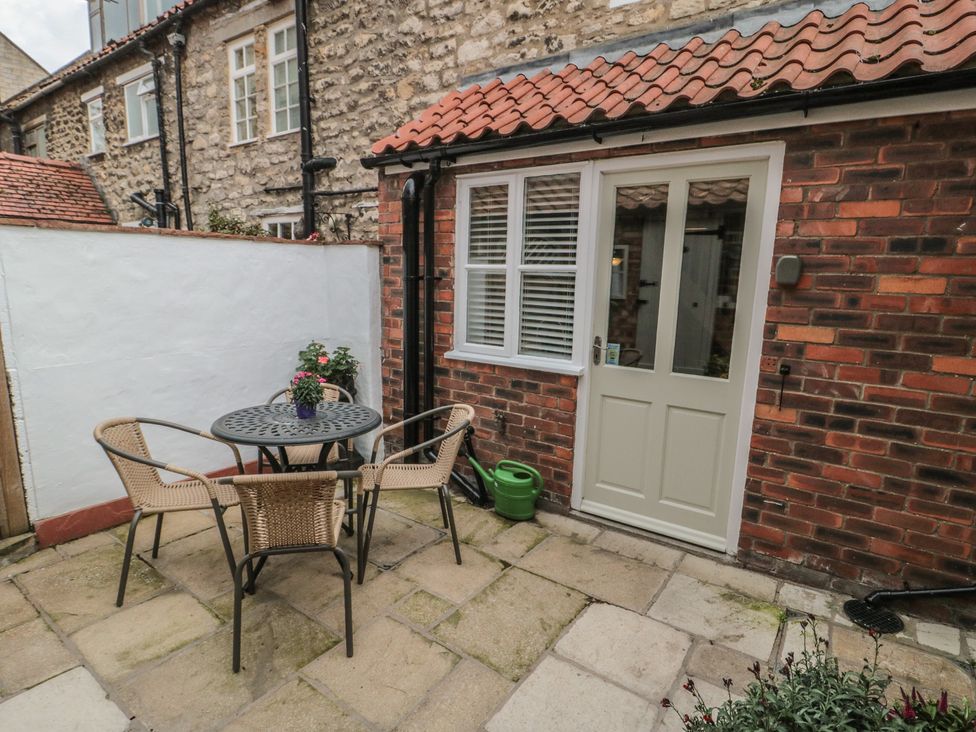 A garden with a table and chairs at Dove Cottage in Pickering