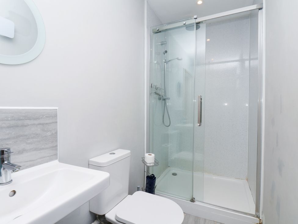 A bathroom with a sink, shower, and toilet at Crabtree Cottage in Suffield near Scalby