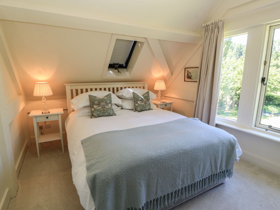 A bedroom with a bed and bedside tables at The Barn at Frog Pond Farm in Antsy near Tisbury
