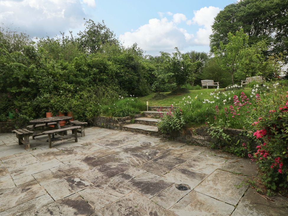 A garden with a table and benches in Brynawelon Newport, Pembrokeshire