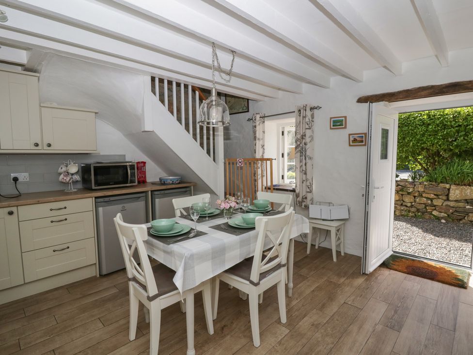 A dining area with a table and chairs at Middle Cottage in Newport, Pembrokeshire