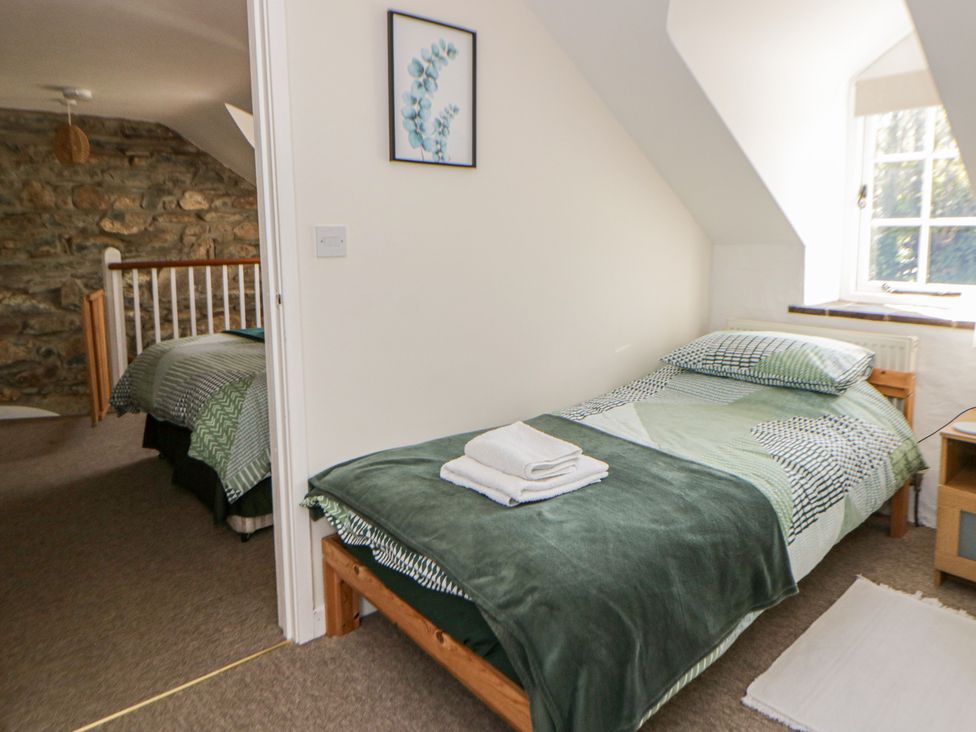 A bedroom with two beds at Middle Cottage, Newport, Pembrokeshire