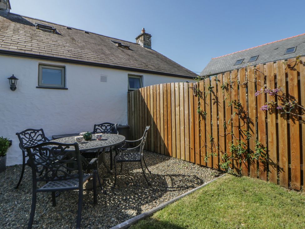 A garden with a table and chairs at Middle Cottage in Newport, Pembrokeshire