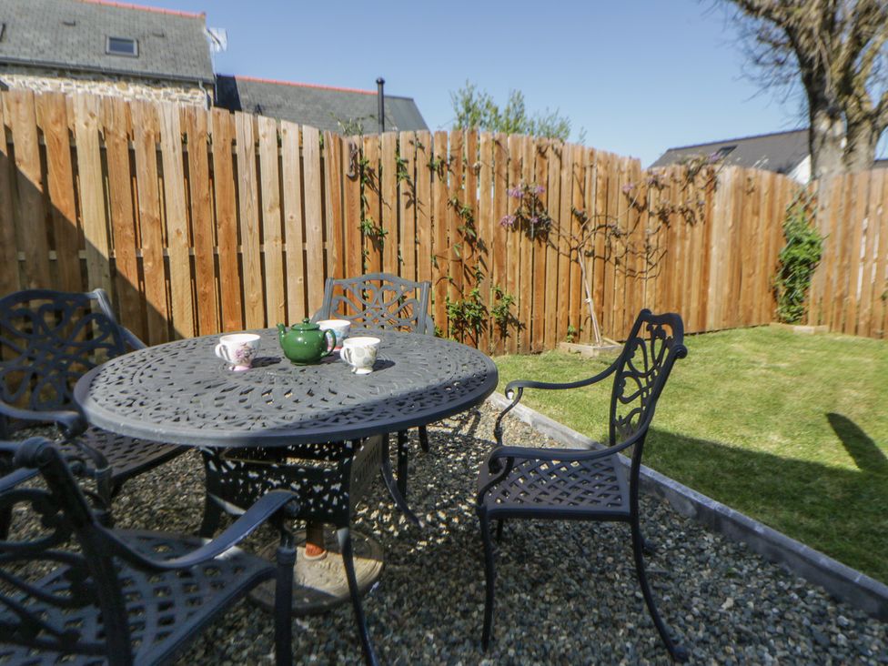 A garden with a table and chairs at Middle Cottage in Newport, Pembrokeshire