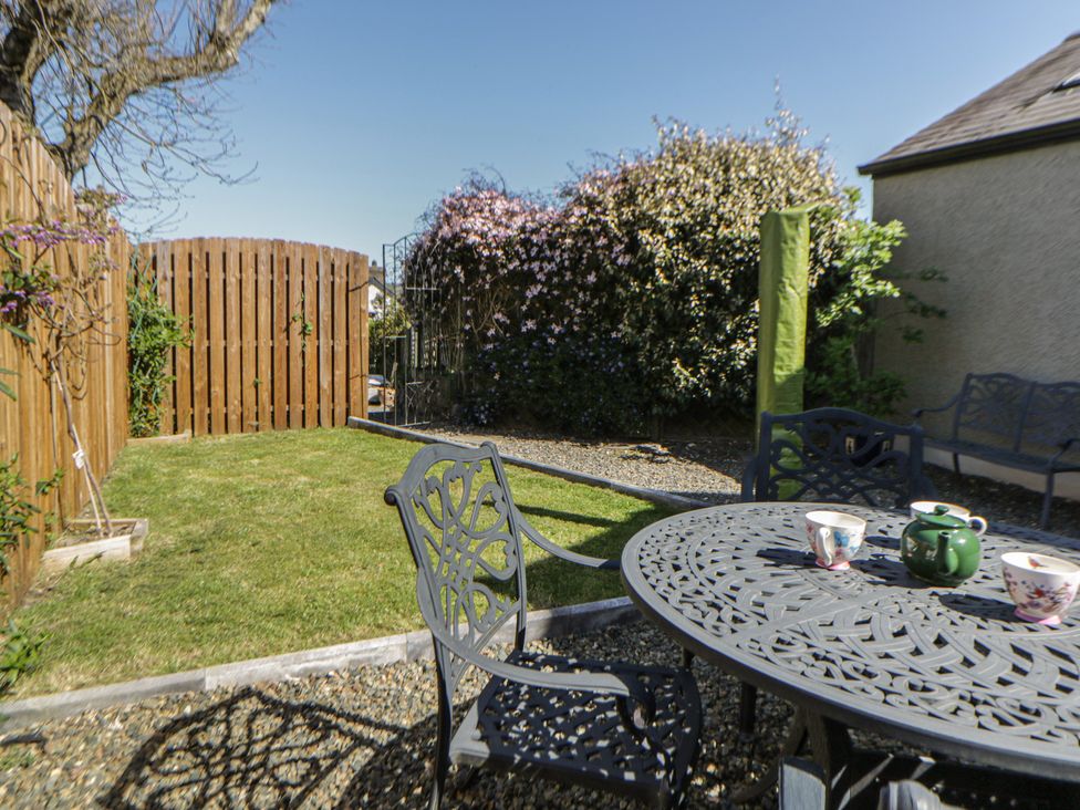 A garden with a table and chairs at Middle Cottage in Newport, Pembrokeshire