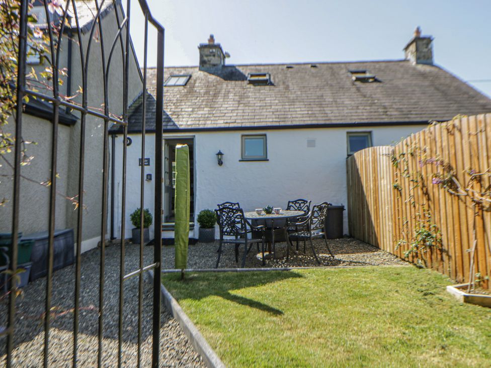 A garden with a table and chairs at Middle Cottage Newport, Pembrokeshire