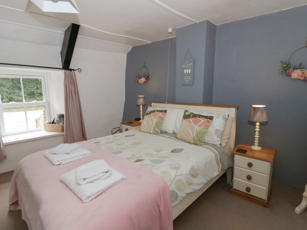 A bedroom with a bed and bedside table at Panteg, Cardigan Llangoedmor Cardigan