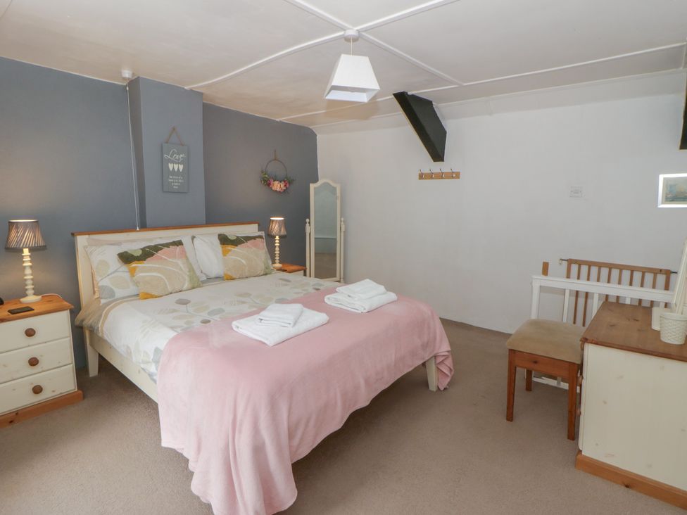 A bedroom with a bed and bedside lamps at Panteg, Cardigan Llangoedmor Cardigan