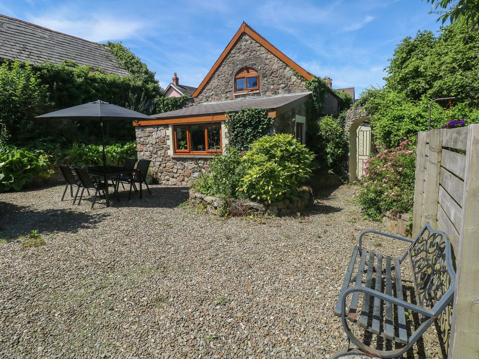 A garden with a table and chairs at Barn Court Cottage in Narberth, Pembrokeshire