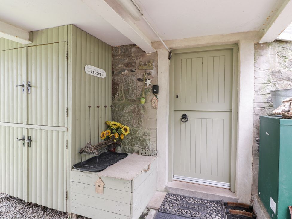 An entrance area with a green door and storage at The Barn in Rockcliffe