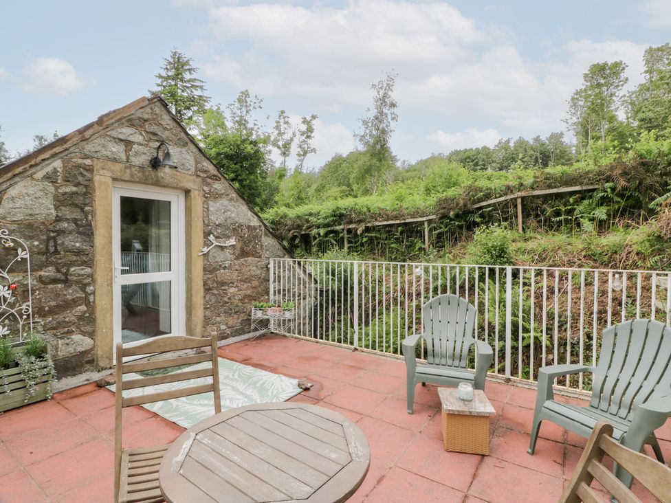 An outdoor area with a table and chairs at The Barn in Rockcliffe
