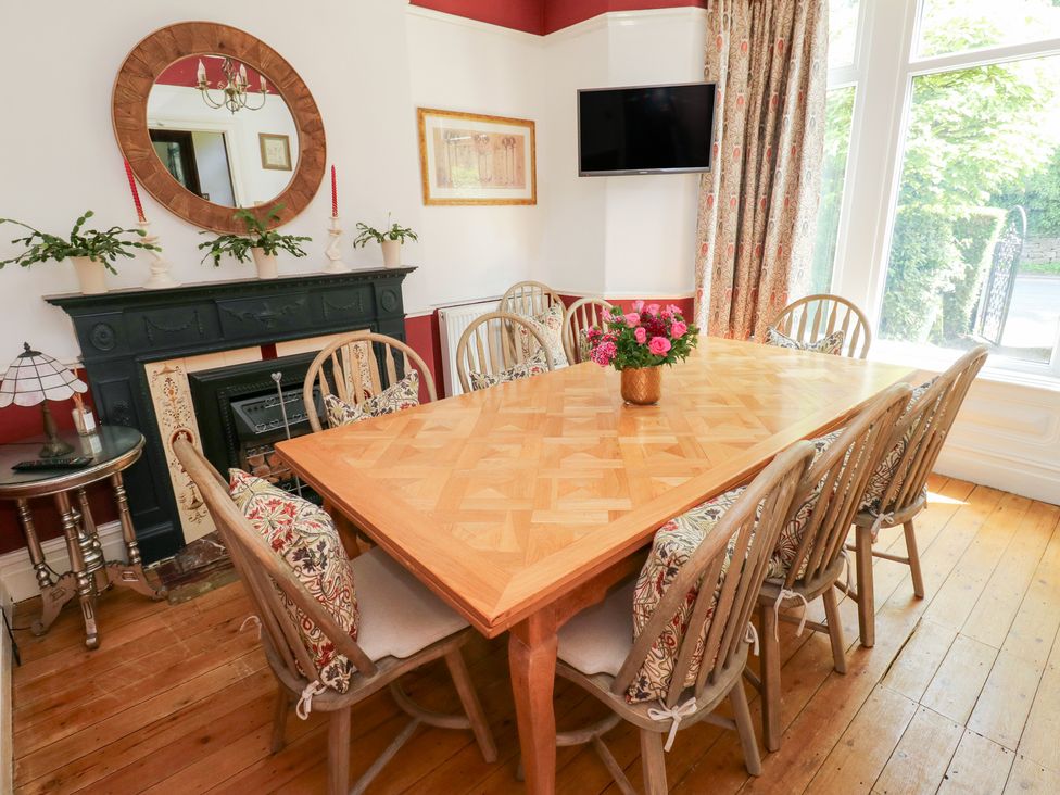 A dining room with a table and chairs at The Thyme House in Haworth
