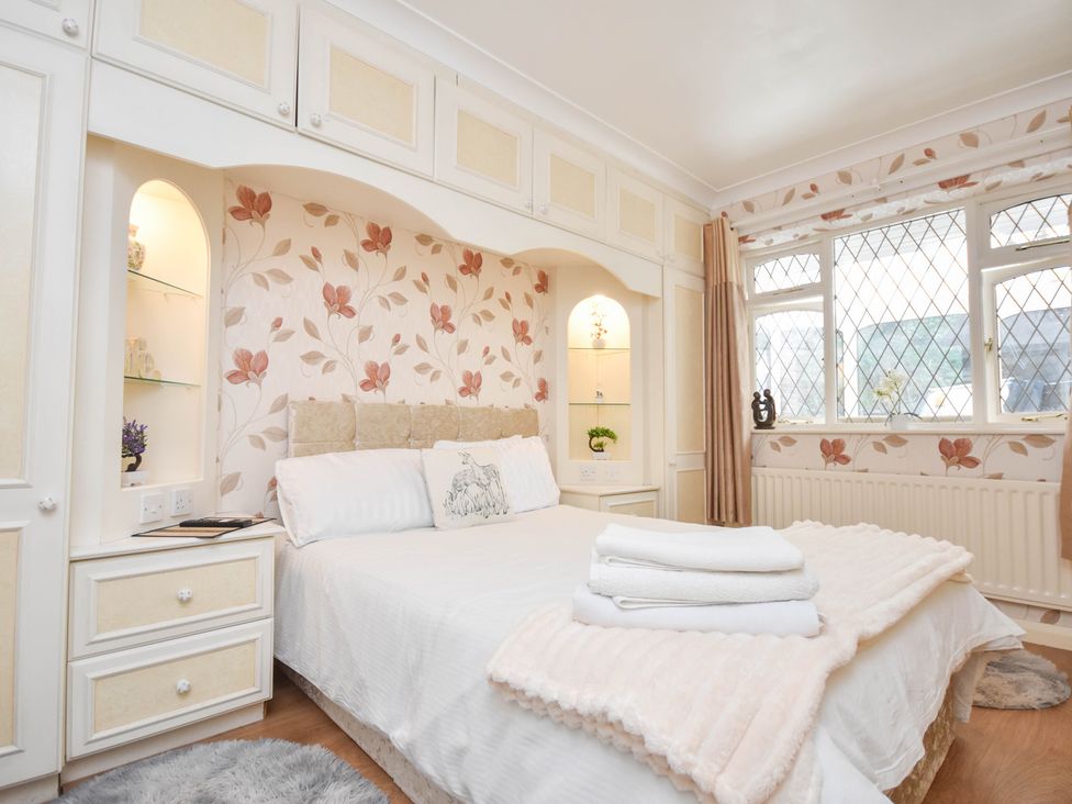 A bedroom with a bed and decorative wall at Freshwinds in Market Drayton