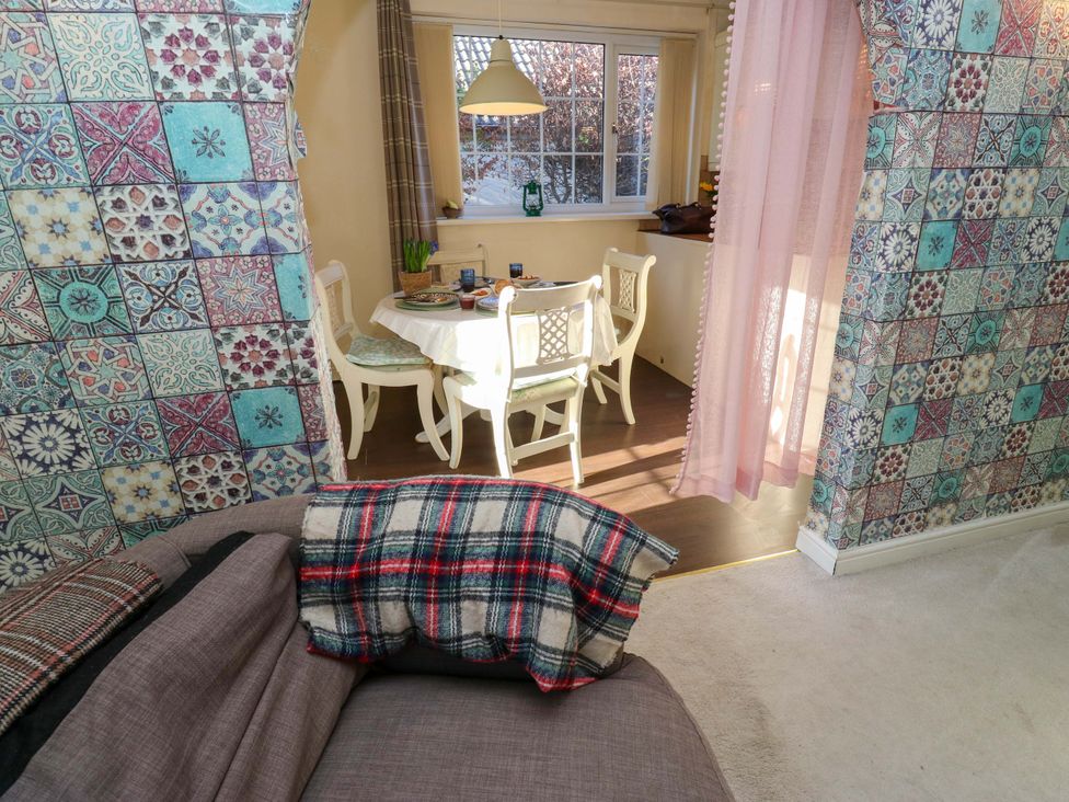 A dining area with a table and chairs at Hira's Cottage 