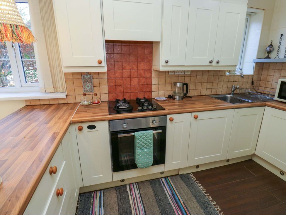 A kitchen with stove and oven at Hira's Cottage