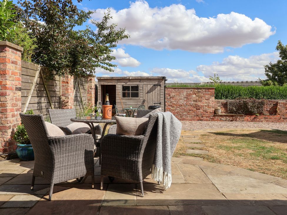 A garden with chairs and a table at 1 Church Barns in Pocklington
