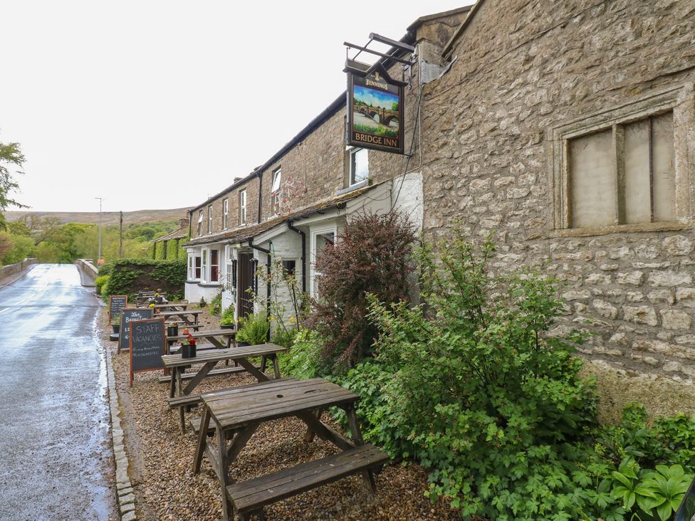 A pub with outdoor seating at Bridge Inn in Reeth